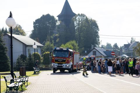 Ćwiczenia ewakuacyjne w Szkole Podstawowej nr 1 w Skrzyszowie — zdjęcie 15