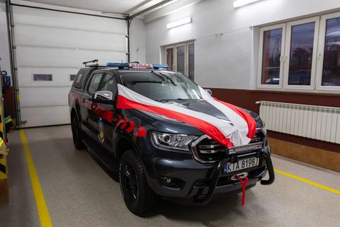 Samochód rozpoznawczo-ratowniczy Ford Ranger w garażu remizy