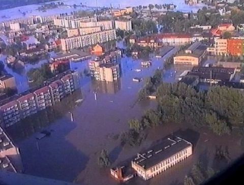 Zalane osiedle podczas powodzi w 1997 roku, widok z lotu ptaka