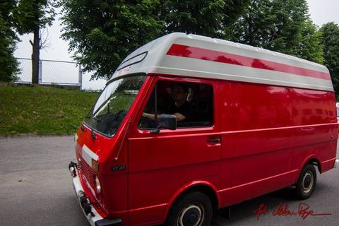 Czerwony samochód Volkswagen LT z białym dachem